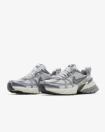 Nike V2K Run 'Pure Platinum Wolf Grey' - Imagen 3