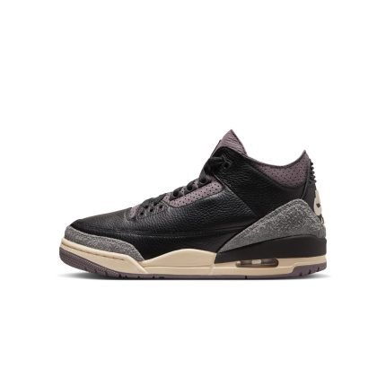 Las zapatillas Air Jordan 3 Retro A Ma Maniere fue la primera silueta de Jordan que James poseyó, cortesía de su madre, y con ese espíritu generoso en mente, el estilo muestra varios detalles creados en su imagen