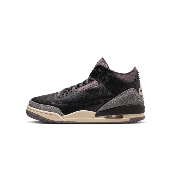 Las zapatillas Air Jordan 3 Retro A Ma Maniere fue la primera silueta de Jordan que James poseyó, cortesía de su madre, y con ese espíritu generoso en mente, el estilo muestra varios detalles creados en su imagen