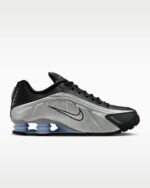 Nike Shox R4 in a black and metallic silver - Imagen 2