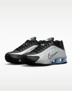 Nike Shox R4 in a black and metallic silver - Imagen 3