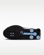 Nike Shox R4 in a black and metallic silver - Imagen 5